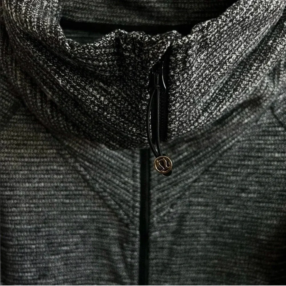 EUC Lululemon Be Present Jacket Coco Pique Black Size 8 Thumbholes Zip Closure